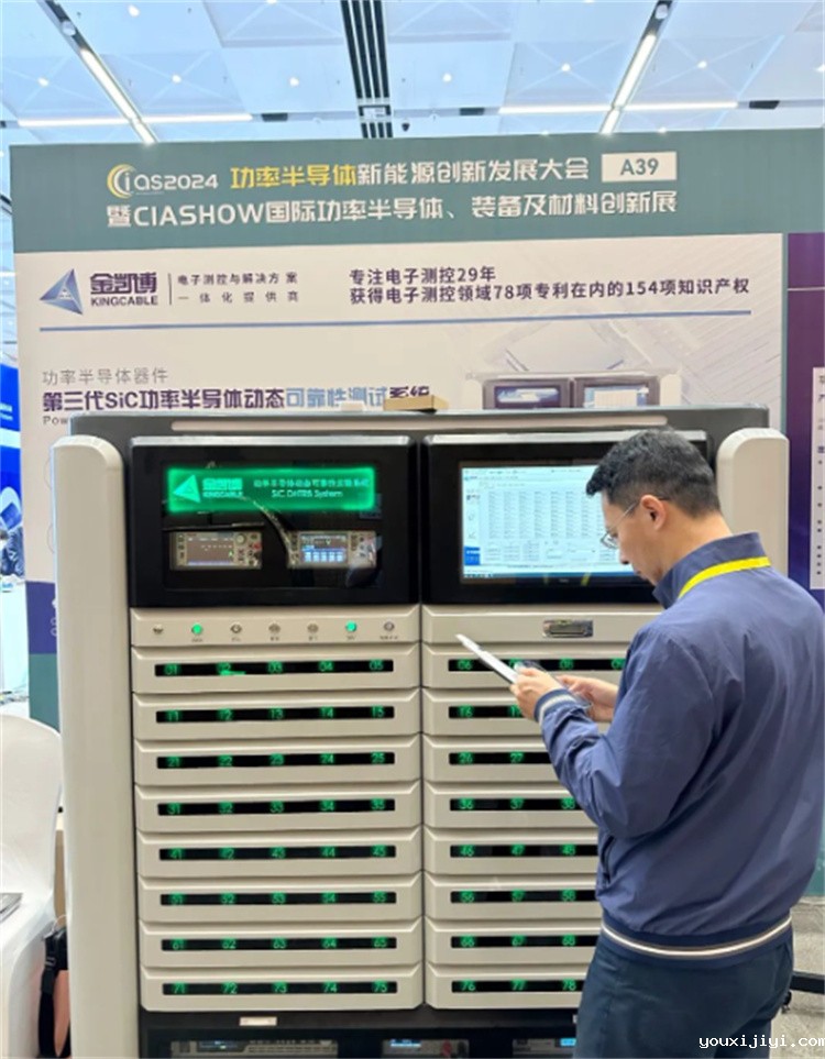 动态可靠性测试中，如何评估温度变化对器件性能的影响？